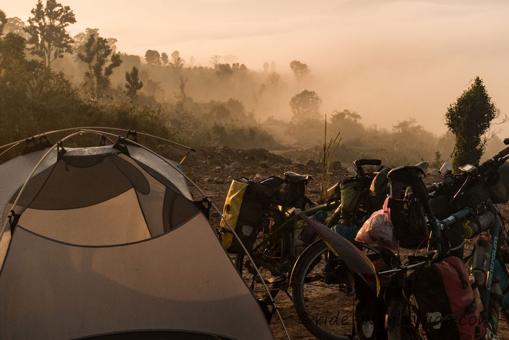 Fahrräder und Zelt im Morgennebel