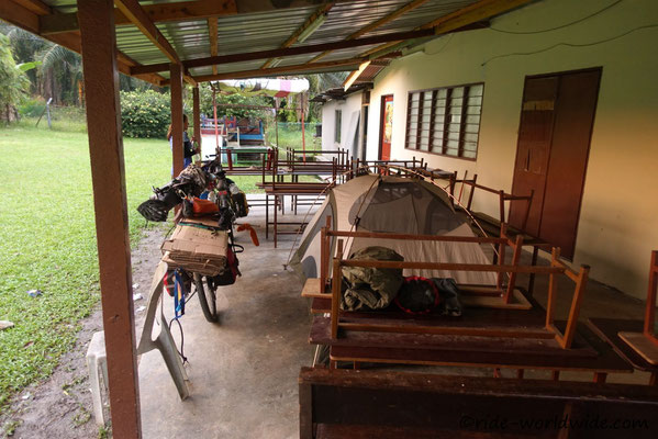 aufgebautes Zelt unter Veranda